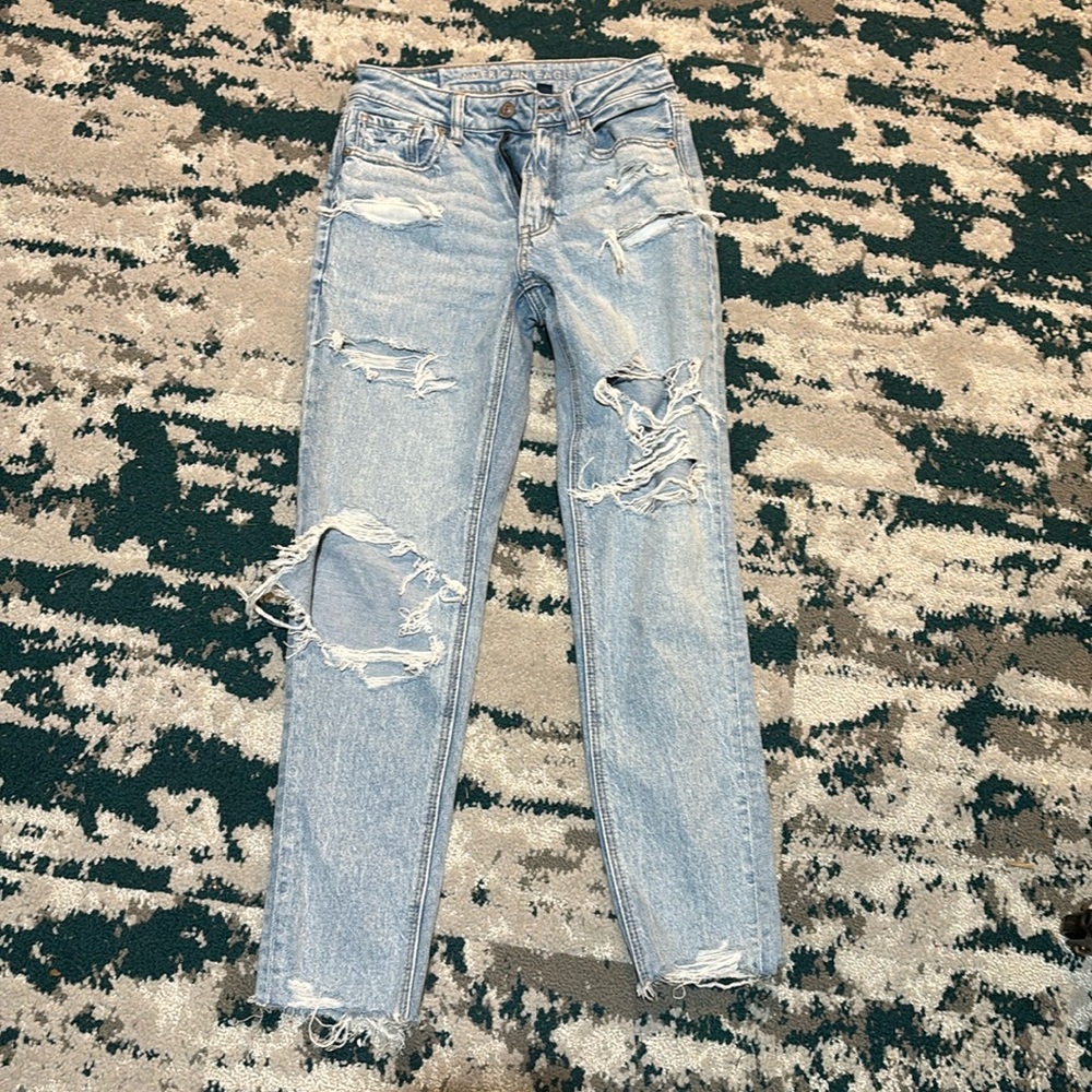 Light wash American Eagle ripped jeans